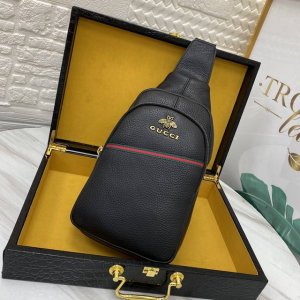 Gucci-古奇最新款男士胸包采用进口小牛皮 皮质柔软 手感超赞 版型超正 做工精致 细节完美 时尚休闲百搭 质量与质感都能衬托出你独特的品味 出街帅帅哒尺寸：