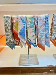 爱马仕Hermes “珍奇乐园”Twilly小丝巾 Twilly 小丝巾 100%桑蚕丝 这款小巧的真丝配饰佩戴方式千变万化，可为您的日常造型增添灵动妙趣！ 法