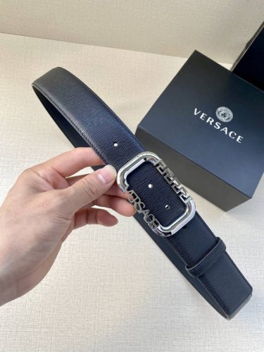 宽度3.8Cm Versace 范思哲 此款时尚优雅的皮带由优质小牛皮制成，风格经典，饰有方形腰带扣。 方形带扣 针扣闭合 面料： %牛皮革 里料： %牛皮革