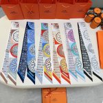 爱马仕Hermes“万花筒效应”Twilly小丝巾。 Twilly真丝缎带 100%桑蚕丝 。 这款小巧的真丝配饰佩戴方式千变万化，可为您的日常造型增添灵动妙趣