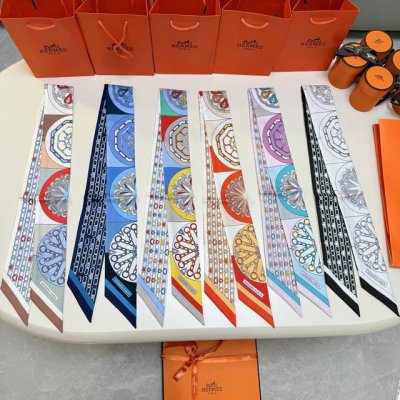 爱马仕Hermes“万花筒效应”Twilly小丝巾。 Twilly真丝缎带 100%桑蚕丝 。 这款小巧的真丝配饰佩戴方式千变万化，可为您的日常造型增添灵动妙趣