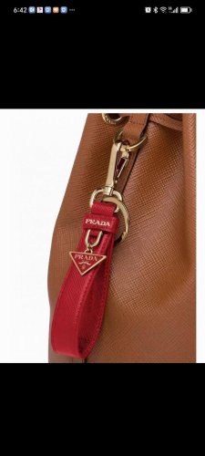 普拉达 Prada 钥匙扣官网款，三角牌吊坠皮圈钥匙扣，车钥匙挂件包包配饰，顶级进口Pu材质抛光钢配件 原版Logo非常精致！配包装！