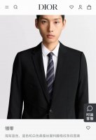 特 这款领带向经典的藤格纹图案致敬。采用海军蓝色、蓝色和白色桑蚕丝提花面料精心制作，条纹图案点缀以 Cd Icon 标志，更显精致。可与各式西装搭配提升格调，为