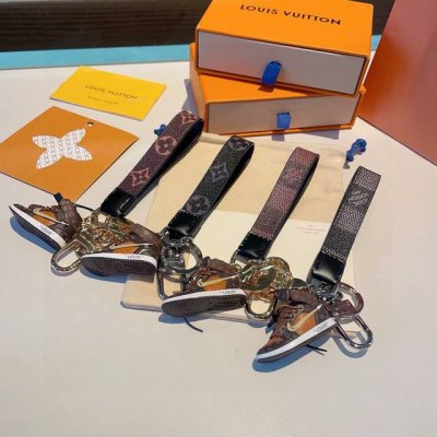 Lv经典老花棋格钥匙扣 钥匙扣联名Nike迷你鞋子挂件时尚个性！车钥匙挂件 包包挂件配饰 Monogram 帆布不仅精美，而且经久耐用， 是 Dragonne