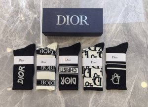 特 Dior 迪奥D家新品女款长筒袜子 一盒五双 纯棉材质，上脚柔软舒适，满满的老花经典Logo，炒鸡Nice大牌出街，潮人必备超好搭