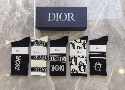 特 Dior 迪奥D家新品女款长筒袜子 一盒五双 纯棉材质，上脚柔软舒适，满满的老花经典Logo，炒鸡Nice大牌出街，潮人必备超好搭