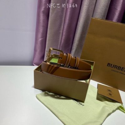 新款 Burberry 巴宝莉专柜同步上新意大利精制的腰带 选用缉明线装饰皮革制成 搭扣处缀以品牌专属标识 宽:3.0Cm 精致优雅 女神的最佳搭配