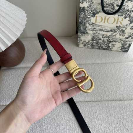 Dior这款马鞍腰带是一款经典配饰。采用粒面牛皮革重新诠释，时尚休闲设计，饰以亮面金属旋转Cd腰带扣。纤细款式，与半身裙、连衣裙或长裤搭配更显身形。宽2.0Cm - 点击图像关闭