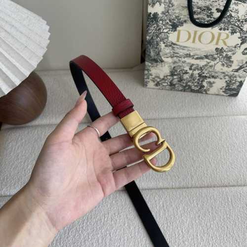 Dior这款马鞍腰带是一款经典配饰。采用粒面牛皮革重新诠释，时尚休闲设计，饰以亮面金属旋转Cd腰带扣。纤细款式，与半身裙、连衣裙或长裤搭配更显身形。宽2.0Cm