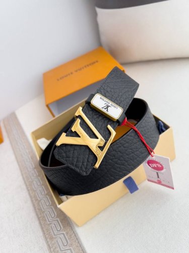 品名： Lv..路易..威登腰带皮带原单 型号：挂扣，经典纯钢材质挂扣，头层牛皮，图片实物拍摄 材料：头层牛皮，挂扣系列，纯钢材质扣头，钯镀电镀工艺永不掉色。原