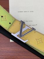 特 4.0宽 :Shape 双面腰带拼接 Monogram Prism 压纹与小牛皮，Shape 搭扣，以 春夏系列 Lv Shape 腰带的崭新呈现跻身全新
