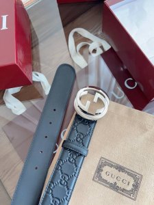 特 。Gucci 小牛皮经典压花 宽度4.0Cm 专柜新版Logo横标，原版进口南非皮底，精品双G铜扣 高端品质，不惧对比。