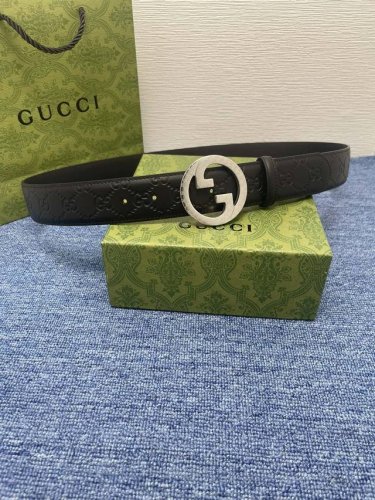 品牌 古驰 Gucci 描述 采用高级Gucci Signature真皮精制而成，触感厚实，饰以双G商标带扣。腰带为意大利尺寸，请在购买前参阅腰带尺寸指南. 原