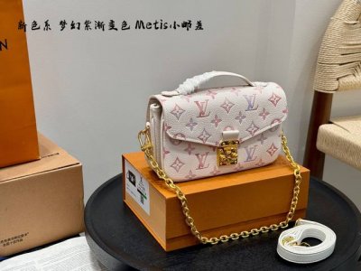 礼盒包装 Lv七夕限定Metis 小邮差包 新色系压花 梦幻紫渐变色 超级大热门的一款哦！ 小巧精致的外观可真是一见钟情 真的是百搭款 双肩带可替换 适合日常通