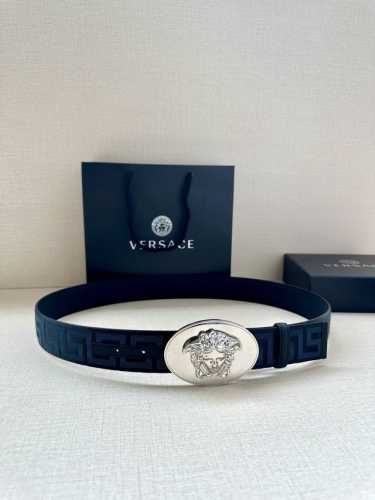 带宽3.8Cm Versace 范思哲 此款缎带腰带风格十分休闲，饰有标志性希腊回纹图案，可搭配休闲单品或高腰正装。 闭合式佩戴 希腊回纹图案 材质：100%聚