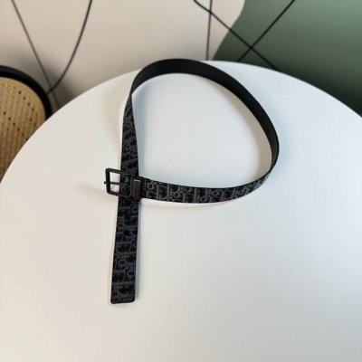 特 。DIO纯铜五金宽3.5CM原单搭配原扣头，油边近乎完美，原产皮料定制，双面可用，质感无可挑剔！