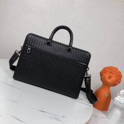 Bottega Venet 男士顶级定制公文包无Logo一样为世人皆知秉承着传统手工制作采用全皮包边打蜡进口牛皮无缝编织 枪色电泳配件 低调实用 皮质越用越油亮
