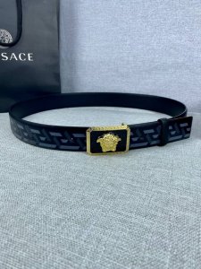 宽度4.0Cm Versace 范思哲 此款palazzo腰带采用牛皮革面料制作 并饰有Le pop Classique图案印花和标志性的美杜莎五金配件