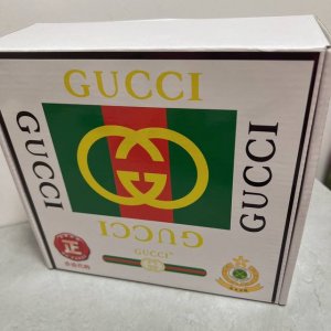 品名：古奇.Gu...Ci 原单 材质：原单牛皮腰带 专柜原单品质、做工精细，时尚大牌，送人自用首选 包装： 请认准如图专柜包装赠送打孔器手提袋专柜礼盒宽度3.