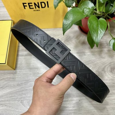 Fendi 芬迪 专柜同款 宽40Mm 标志造型宽皮带。原版针扣，进口原版小牛皮制成，印有浮雕黑Ff 图案。镀金表面金属制品，品质保证。