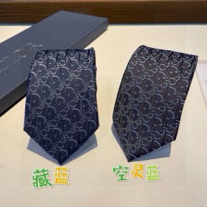Dior男士 Cd绣标领带 ，稀有展现精湛手工与时尚优雅的理想选择，这款采用Do家最经典极具标志性Logo提花制成的领带，以同色调手法演绎的更显雅致风范。让男士