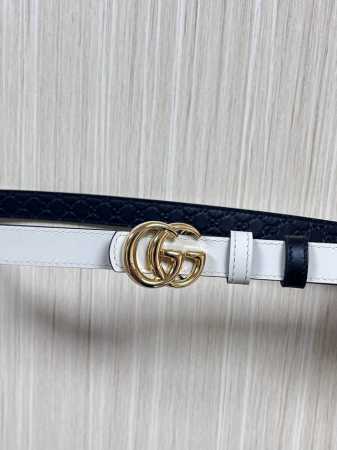 2025秋冬系列焕新演绎富有辨识度的Gg Marmont系列。这款双面窄版腰带采用Gg印花压纹皮革与皮革材质匠心打造，缀饰双G搭扣。 商品细节 一面为黑色Gg印 - 点击图像关闭
