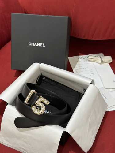 特 实拍新款3.0Chanel香奈儿女士最新时尚款，顶级品质，正品开模高端定制皮料五金，定制纯钢五金扣头，带身采用松紧收腰设计风格达到修身效果，正品定位Logo