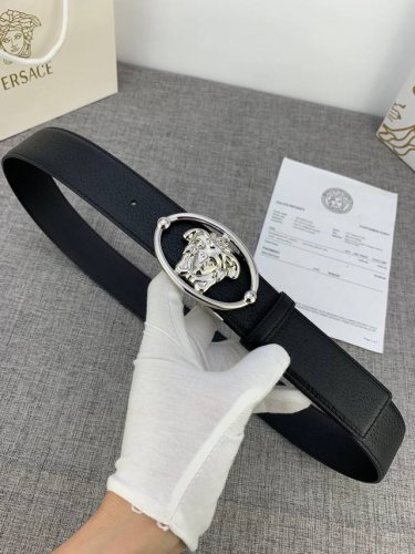 V E R S A C E 范思哲这款柔软头层皮饰带搭配一枚椭圆形美杜莎带扣。腰带饰有一枚金属圈环，宛如点睛之笔，本季标志性的Versace饰件点缀其上，平添魅