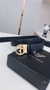 Armani这款正反两用腰带优雅而百搭，一面采用了光滑小牛皮，另一面则由粒面皮革制成。本款配有金属扣。3.5Cm宽