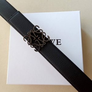 品牌:罗意威 价格:特 尺寸:带宽32Mm 正品尺寸 五金材质:专柜精品扣，真空电镀，工艺精细 带身材质:天然头层牛皮，质感十足，手感柔软。时尚个性，经典百搭！