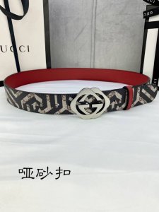 特 宽度4.0Cm Gucci 双面腰带，一侧为gg Su E帆布，反面一侧为枣红色头层小牛皮。配以互扣式双g带扣。
