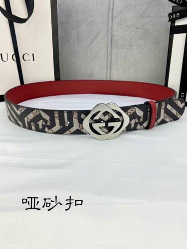 特 宽度4.0Cm Gucci 双面腰带，一侧为gg Su E帆布，反面一侧为枣红色头层小牛皮。配以互扣式双g带扣。