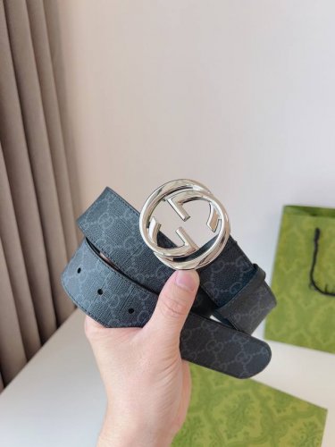 Gucci 新款圆形互扣式双G搭扣，配饰和成衣单品继续焕新演绎和呈现品牌经典细节。风格简而不失其华；适合各种穿搭风格。皮带宽度：4.0Cm