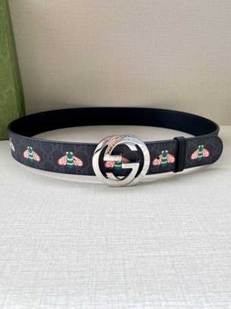 宽度4.0Cm Gucci 蜜蜂图案是Gucci动物王国中的标志性元素之一，在这款配饰中焕新演绎为卡通风格设计。这款腰带融合了经典蜜蜂元素和双G图案，突显品牌悠 - 点击图像关闭