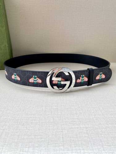 宽度4.0Cm Gucci 蜜蜂图案是Gucci动物王国中的标志性元素之一，在这款配饰中焕新演绎为卡通风格设计。这款腰带融合了经典蜜蜂元素和双G图案，突显品牌悠
