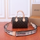 升级版M46234 本款 Speedy BandoulièRe 20 手袋采选 Monogram 帆布、牛皮革饰边和织物内衬，以玲珑尺寸延续 Speedy 旅行