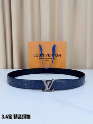 3.4Cm宽Lv皮带，精选头层牛皮，细腻鳄鱼纹肌理尽显奢华质感。手工打磨黄铜扣头，温润光泽与深蓝色皮面完美融合。匠心缝线勾勒精致轮廓，为穿搭注入复古优雅格调。