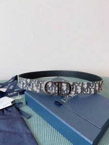 高端品质，实物拍摄 批 配全套礼盒 ：品牌：DIOR 迪奥原厂皮料，奶昔白帆布 灰色牛皮 品质毋庸置疑 没有更好 只有最好 尺寸3.5厘米