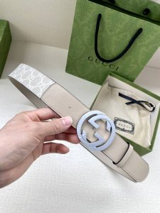 特 宽度4.0 Cm Gg Marmont系列每一季都会推陈出新，为灵感源于70年代的标志性原版Gg6.0Cm钢扣配件注入现代精髓。这款头层牛皮腰带 给你带来更