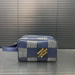 Louisvuitton 路易威登 Lv印花洗漱包袋 手拿包 化妆包 经典百搭 实物拍摄 原厂原版面料 配送防尘袋 礼盒 13 X 23 Cm。