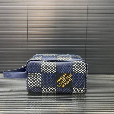 Louisvuitton 路易威登 Lv印花洗漱包袋 手拿包 化妆包 经典百搭 实物拍摄 原厂原版面料 配送防尘袋 礼盒 13 X 23 Cm。
