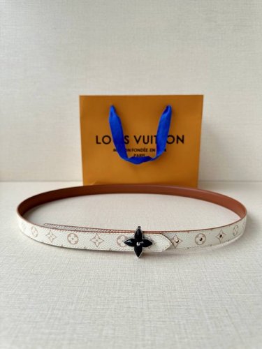 2.0宽Lv Mini Flowergram 双面腰带取材 Monogram 帆布和缝线皮革，以尖瓣 Monogram 花卉搭扣映衬榄尖形腰带末端，为纤细设计注