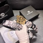 范思哲Versace，宽4.0㎝ 此款双面皮带有两种佩戴方式：一面采用Silver Baroque印花，另一面采用同色调设计。正面饰有标志性Medusa五金配件