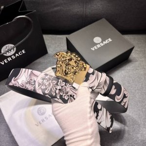 范思哲Versace，宽4.0㎝ 此款双面皮带有两种佩戴方式：一面采用Silver Baroque印花，另一面采用同色调设计。正面饰有标志性Medusa五金配件