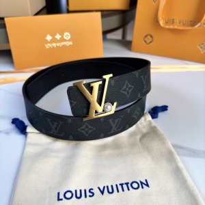 特 L0Uis Vuitt0N 專櫃最新升級版本 寬度40毫米 精湛工藝定制帆布面料襯托進口小牛皮底 搭配精鋼搭扣 雙面用 經典百搭款！