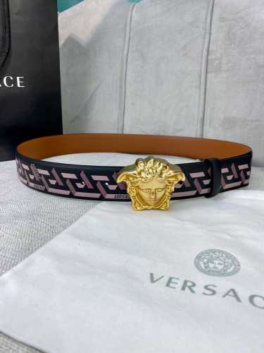 宽度4.0 Cm Versace范思哲此款经典的Versace腰带由柔软的小牛皮制成，饰有La Greca印花，并配有3D美杜莎腰带扣。
