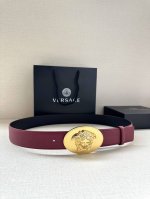宽度：4.0Cm 范思哲 此款椭圆五金配件、腰带饰有标志性的Versace美杜莎头像扣，彰显品牌格调。是一款精美的衣橱必备单品。