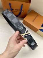 特 4.0宽Lv Line 双面腰带令抛光搭扣的 L 字呈现摩登无论搭配经典 Monogram 牛皮革，均可释放儒雅气度