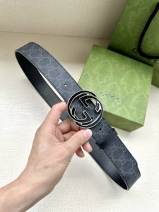 宽度3.8Cm Gg Marmont系列每一季都会推陈出新，为灵感源于70年代的标志性双G搭扣注入现代精髓。这款黑色米色和乌木色Gg Supreme帆布腰带反面