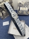 迪奥550 3.5Cm 特 这款 30 Montaigne Avenue 腰带从同名手袋汲取灵感，采用黑色光滑 牛皮革精心制作，质感柔软，设计优雅，饰以富有光泽